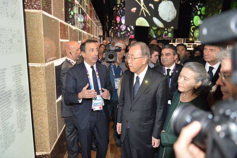 Ban Ki Moon e la moglie in visita al Padiglione Zero guidati da Giuseppe sala (Fotogramma)